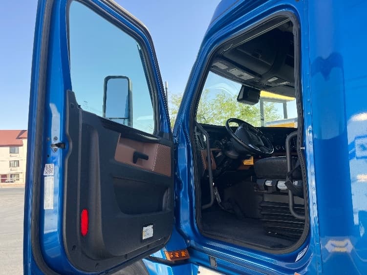 2021 Freightliner Cascadia — photo 9