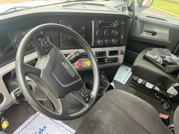 2021 Freightliner Cascadia — photo 10