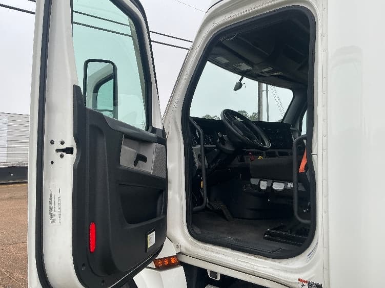 2021 Freightliner Cascadia — photo 9