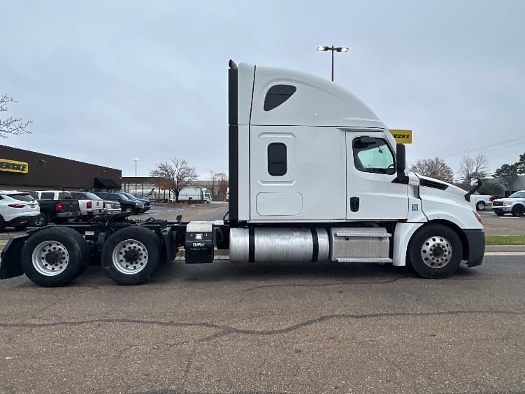 2021 Freightliner Cascadia — photo 8