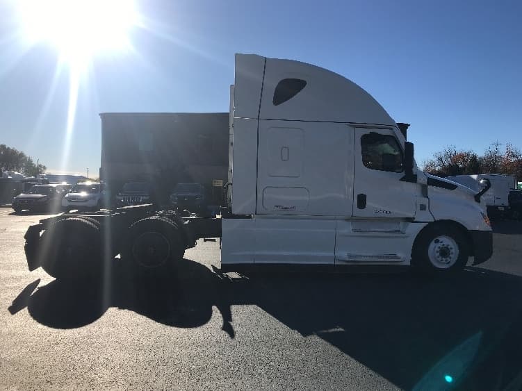 2021 Freightliner Cascadia — photo 8