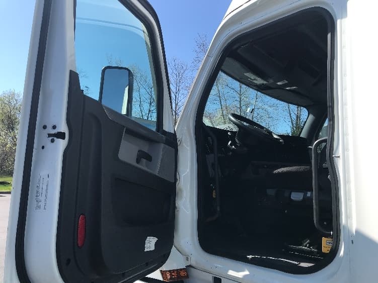 2021 Freightliner Cascadia — photo 9