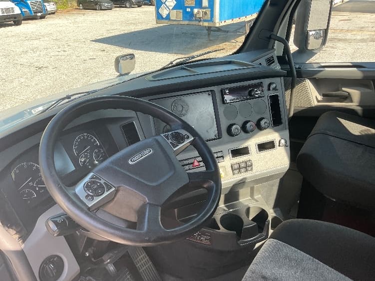 2021 Freightliner Cascadia — photo 10