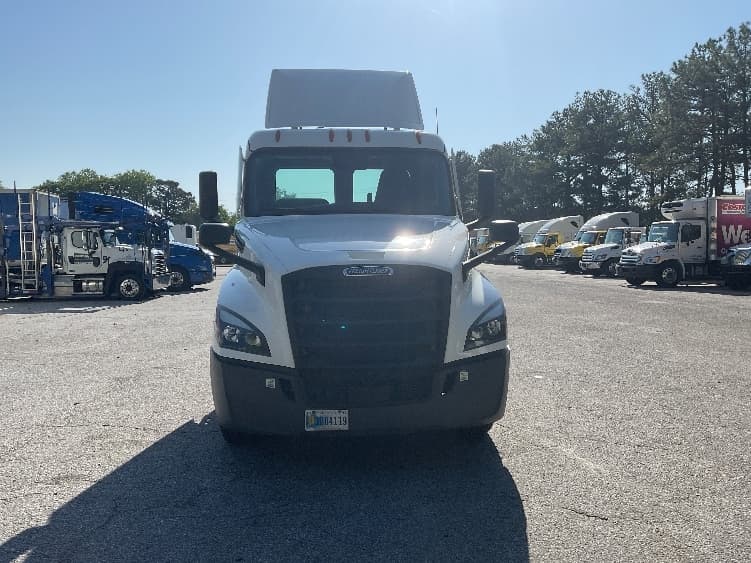 2021 Freightliner Cascadia — photo 2