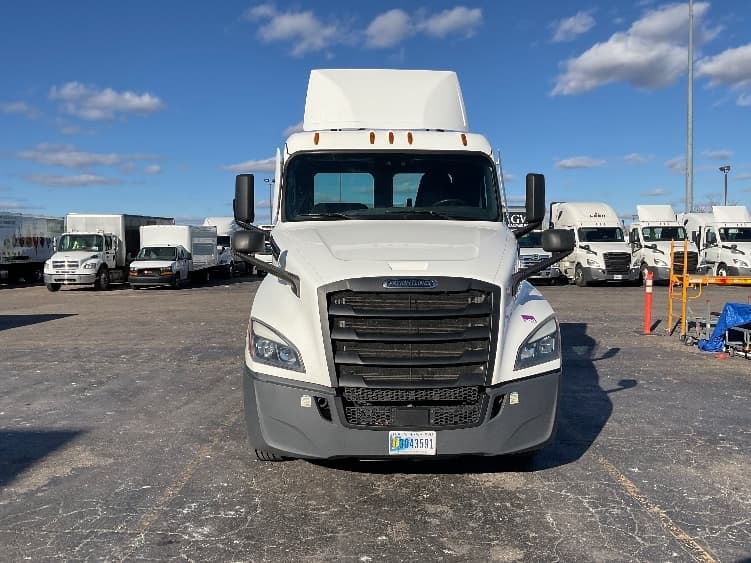 2021 Freightliner Cascadia — photo 2