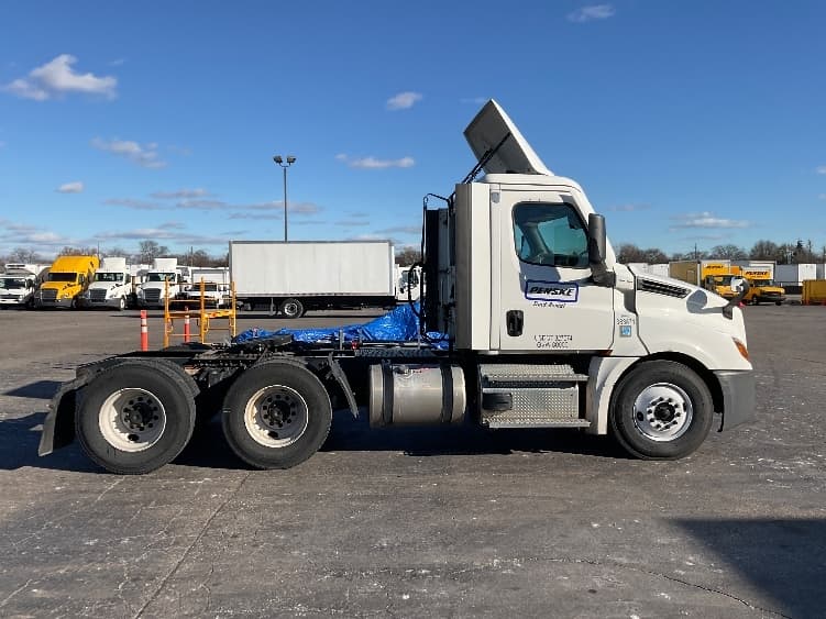 2021 Freightliner Cascadia — photo 8