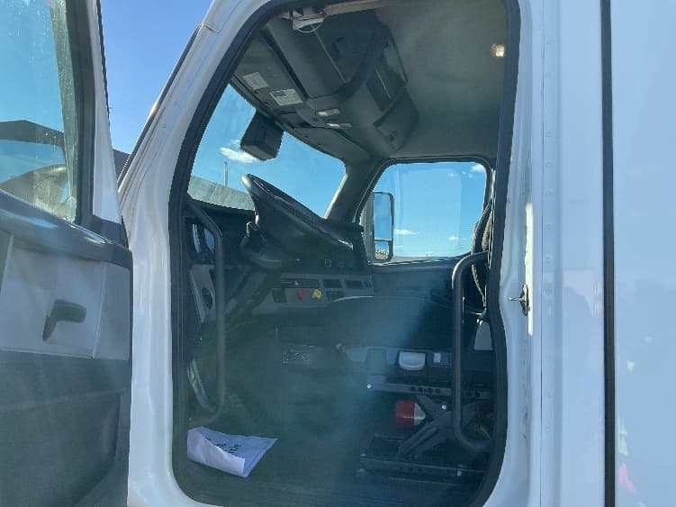 2021 Freightliner Cascadia — photo 9