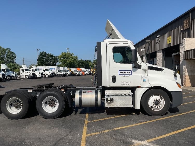 2021 Freightliner Cascadia — photo 8