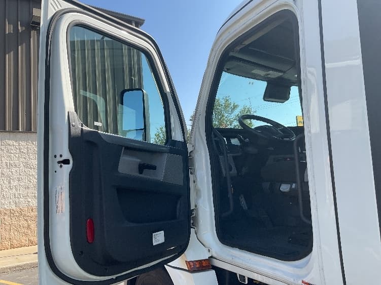 2021 Freightliner Cascadia — photo 9