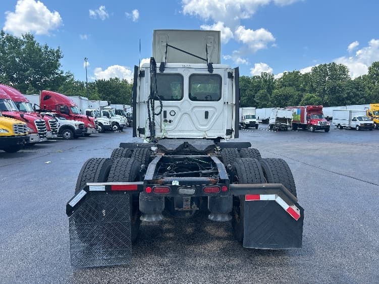 2021 Freightliner Cascadia — photo 6