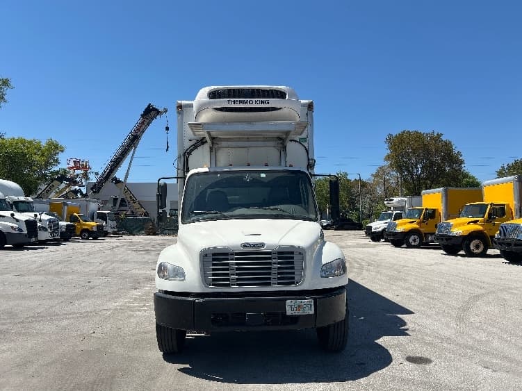 2021 Freightliner M2 106 — photo 2