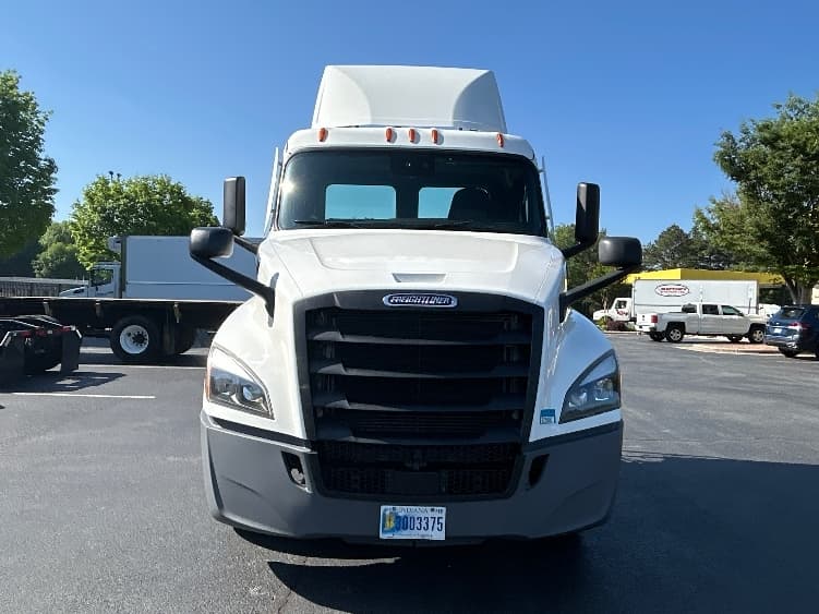2021 Freightliner Cascadia — photo 2