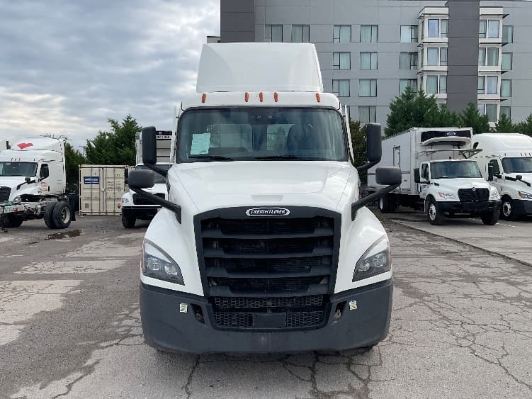 2021 Freightliner Cascadia — photo 2