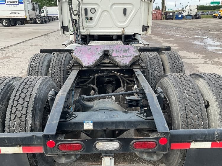 2021 Freightliner Cascadia — photo 6