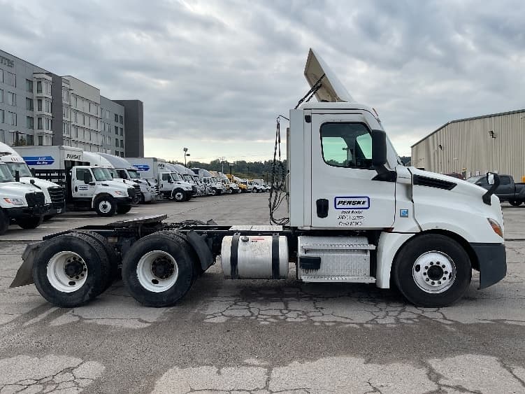 2021 Freightliner Cascadia — photo 8