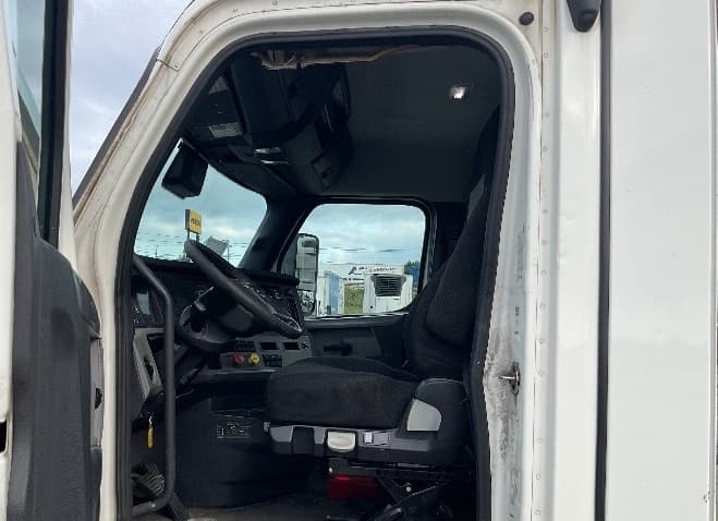 2021 Freightliner Cascadia — photo 9