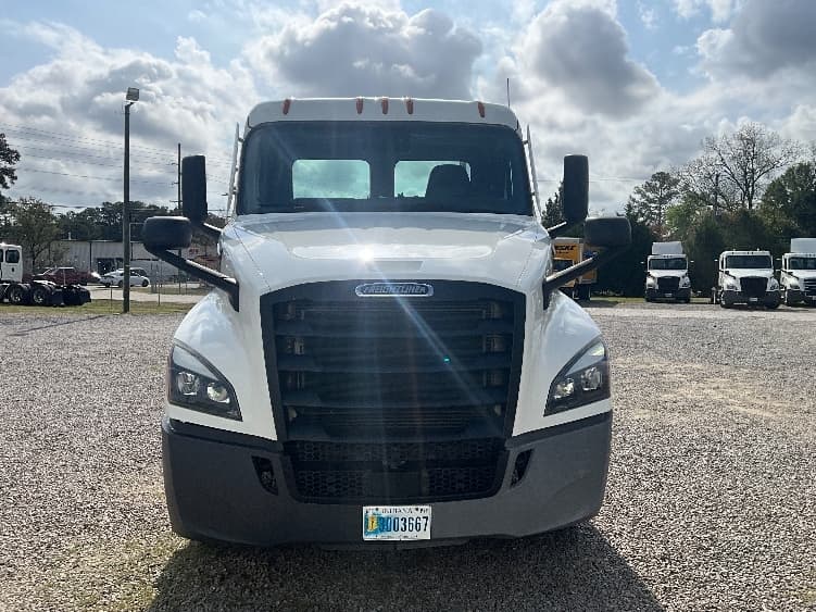2021 Freightliner Cascadia — photo 2