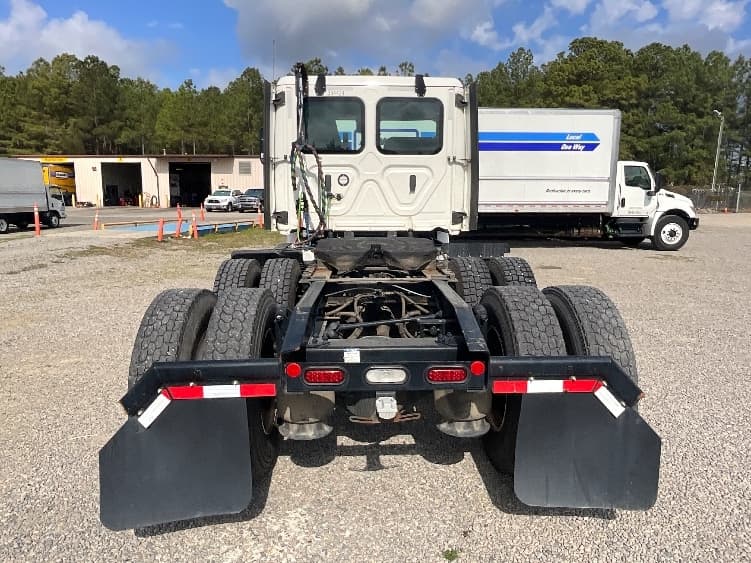 2021 Freightliner Cascadia — photo 6