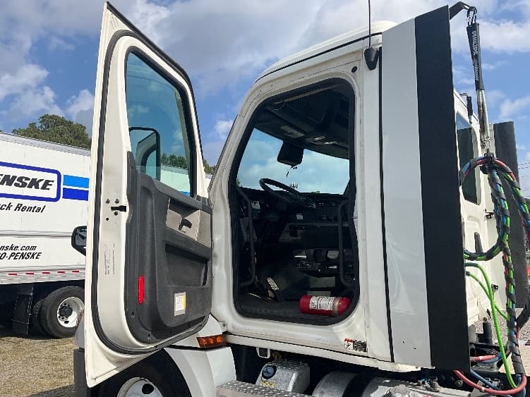 2021 Freightliner Cascadia — photo 9