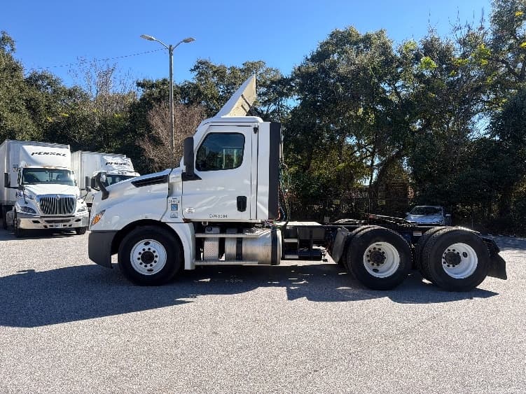 2021 Freightliner Cascadia — photo 4