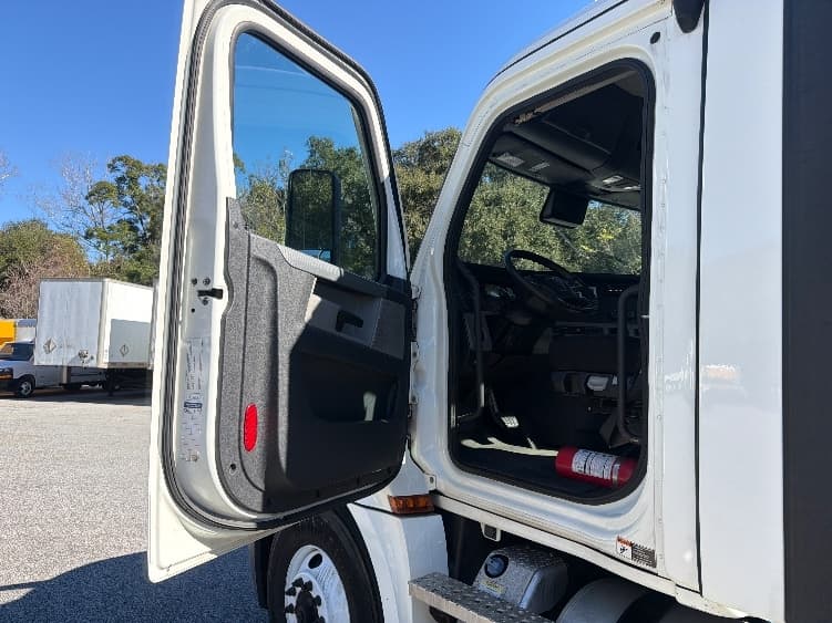 2021 Freightliner Cascadia — photo 9