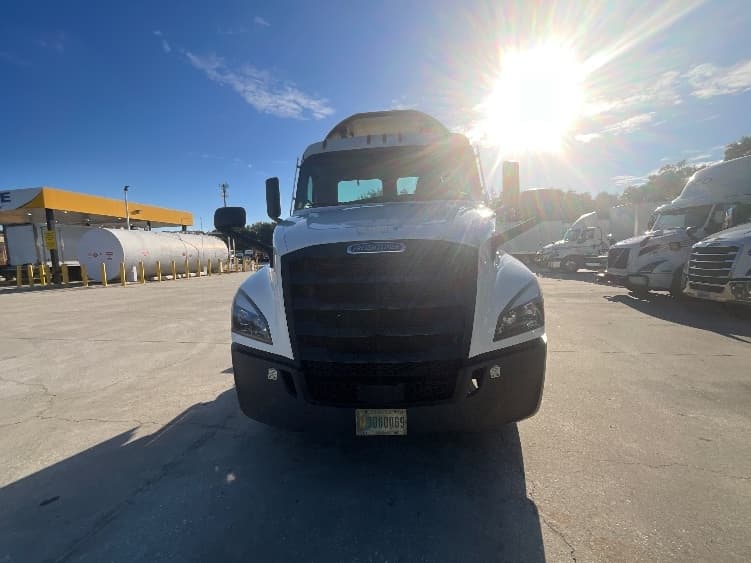 2021 Freightliner Cascadia — photo 2
