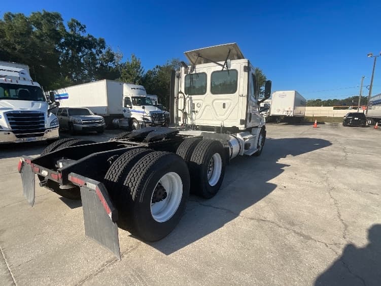 2021 Freightliner Cascadia — photo 7
