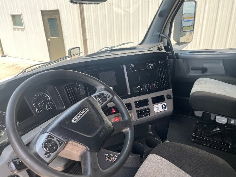 2022 Freightliner Cascadia — photo 10