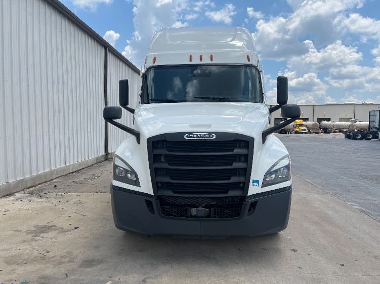 2022 Freightliner Cascadia — photo 2