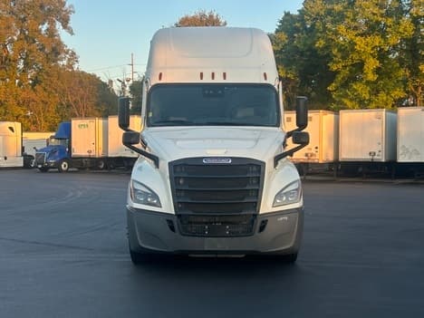 2022 Freightliner Cascadia — photo 2