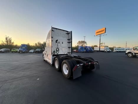 2022 Freightliner Cascadia — photo 3