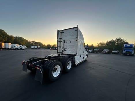 2022 Freightliner Cascadia — photo 5