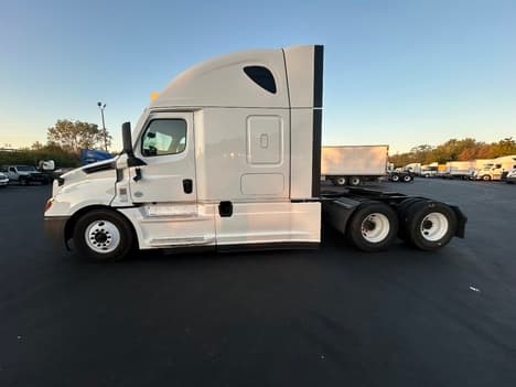 2022 Freightliner Cascadia — photo 6