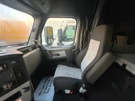 2022 Freightliner Cascadia — photo 7