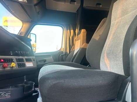 2022 Freightliner Cascadia — photo 8