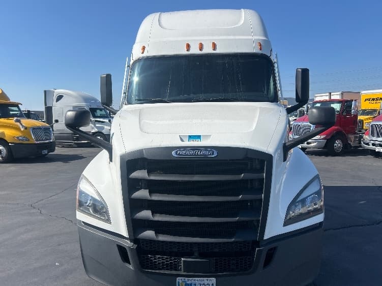 2022 Freightliner Cascadia — photo 2