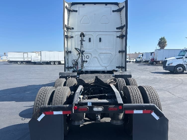 2022 Freightliner Cascadia — photo 6