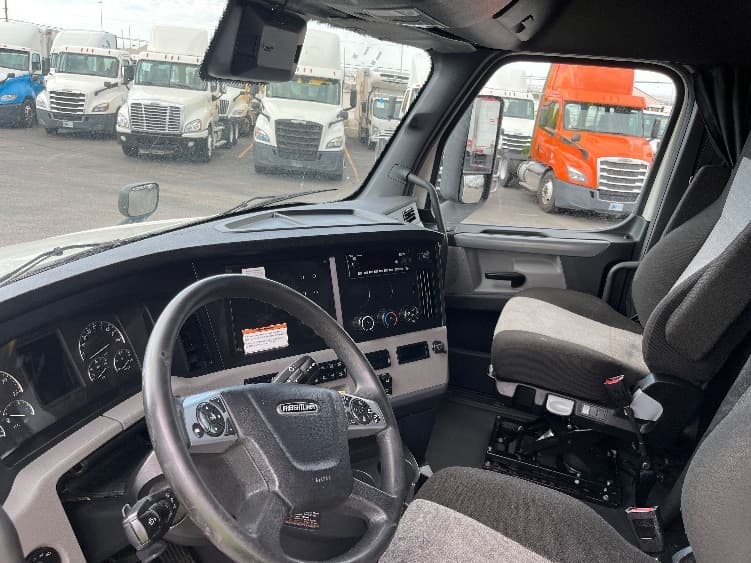 2022 Freightliner Cascadia — photo 10