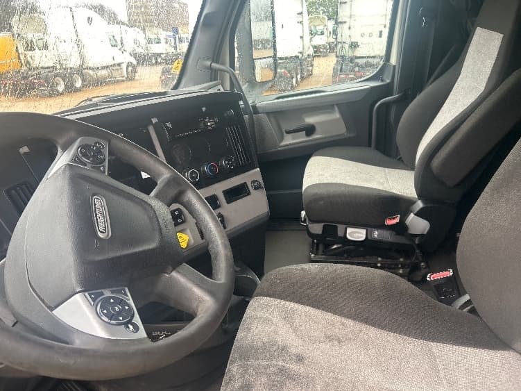 2022 Freightliner Cascadia — photo 10