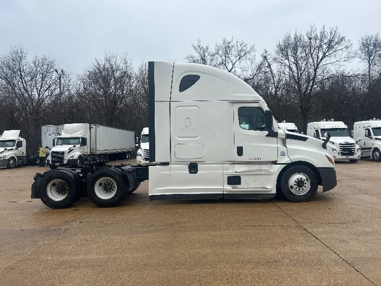 2022 Freightliner Cascadia — photo 8