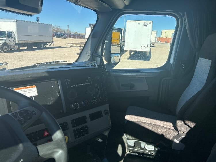 2022 Freightliner Cascadia — photo 10