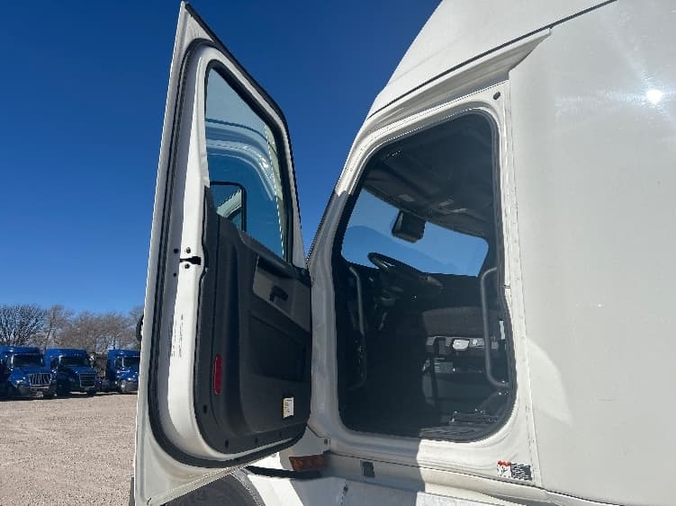 2022 Freightliner Cascadia — photo 9