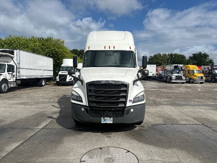 2022 Freightliner Cascadia — photo 2