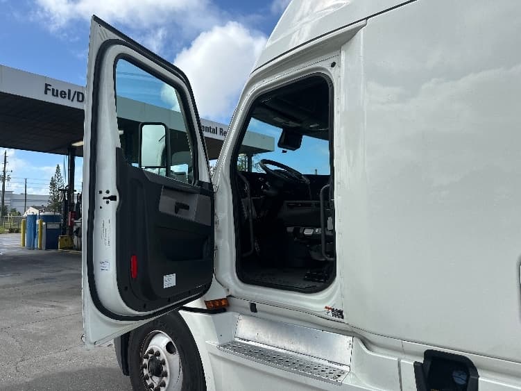 2022 Freightliner Cascadia — photo 9