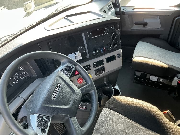 2022 Freightliner Cascadia — photo 10