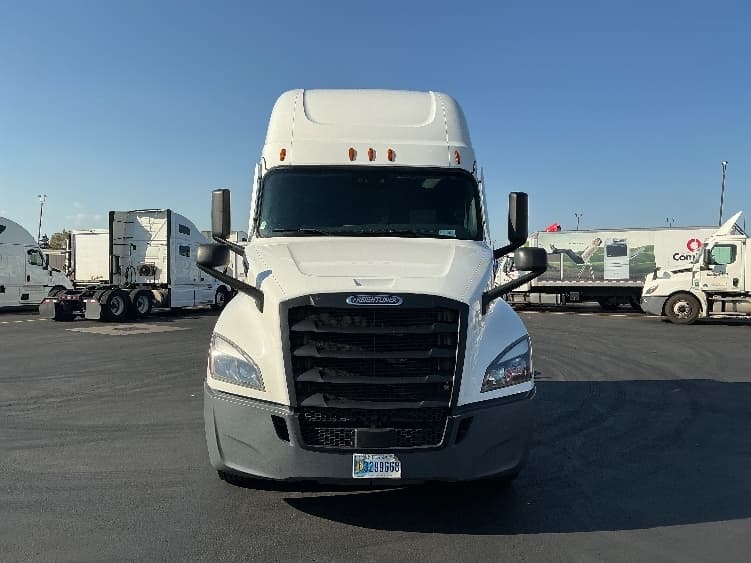 2022 Freightliner Cascadia — photo 2