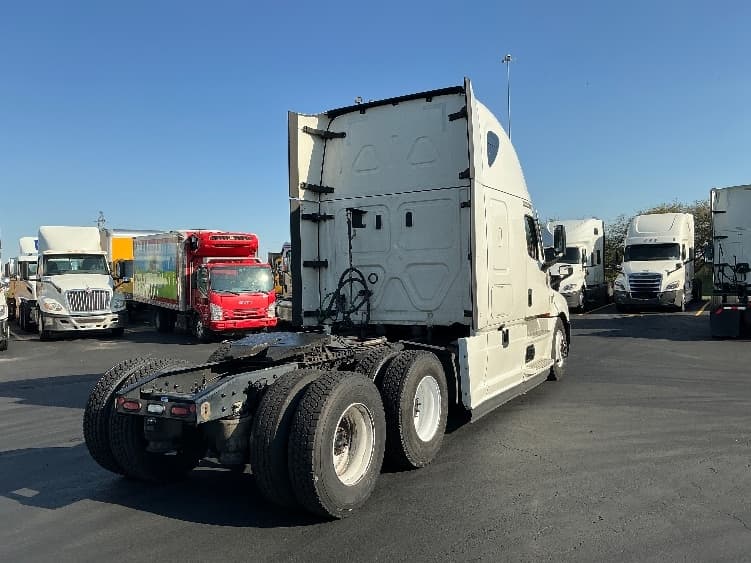 2022 Freightliner Cascadia — photo 7