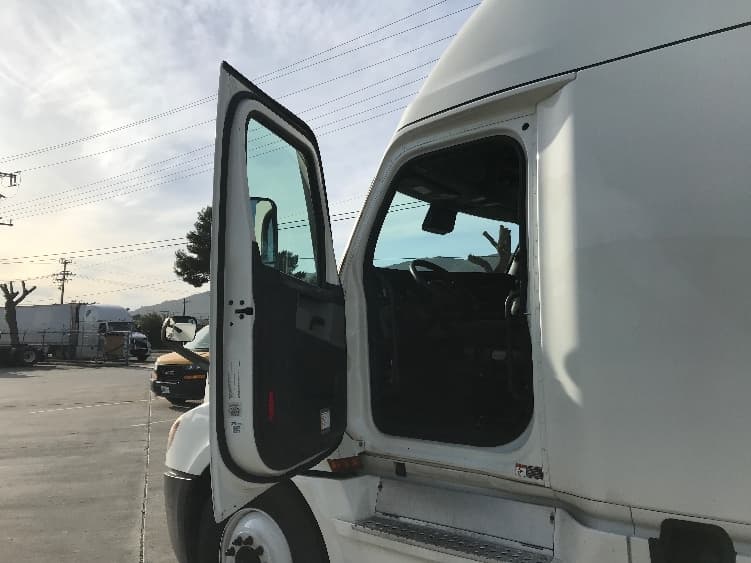 2022 Freightliner Cascadia — photo 9