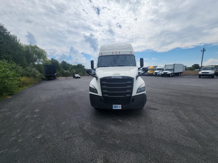 2022 Freightliner Cascadia — photo 2