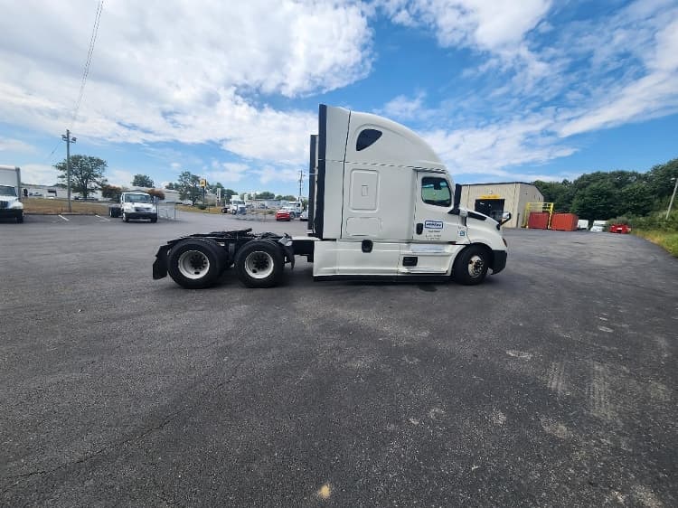2022 Freightliner Cascadia — photo 8